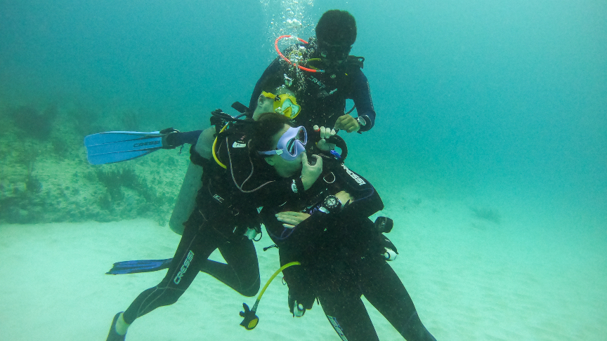 Rescue Dive course, PADI Rescue Diver, in water rescue